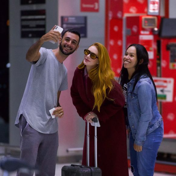 Marina Ruy Barbosa esbanjou simpatia, posou para as fotos com os fãs e ainda ostentou muito estilo ao ser flagrada em aeroporto prestes a embarcar para Dubai nesta terça-feira (22)