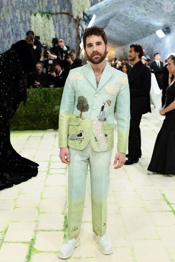 Ben Platt fugiu da mesmice comum aos looks masculinos no tapete vermelho e apostou em um terno customizado em tons claros de azul e verde, adornado com ilustrações artísticas