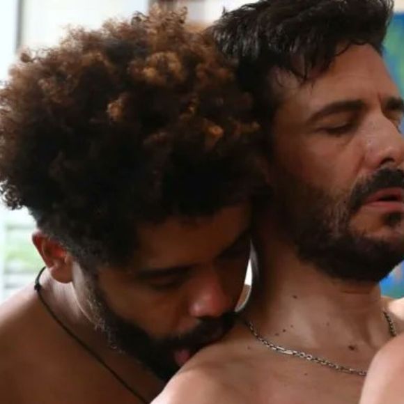 Diogo Almeida em cena de sexo a três no filme Coração Errante ao lado de Tuca Andrada e Leonardo Sbaraglia