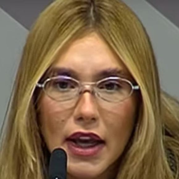 "Vou pensar sobre, não vou mentir. [...] O meu trabalho é publicidade. Tenho um contrato, não é fácil quebrar um contrato, mas irei pensar sobre", respondeu Virgínia