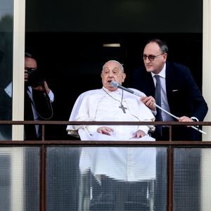 URGENTE! Papa Francisco faz primeira aparição pública e recebe alta do hospital após 40 dias internado