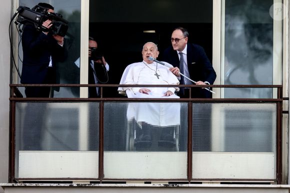 URGENTE! Papa Francisco faz primeira aparição pública e recebe alta do hospital após 40 dias internado