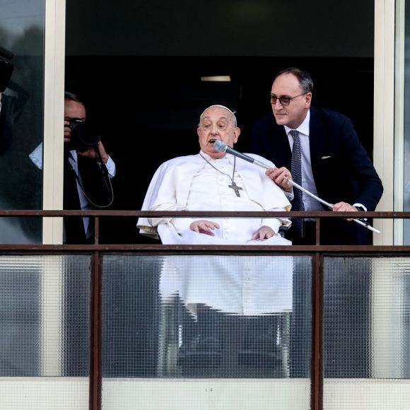 URGENTE! Papa Francisco faz primeira aparição pública e recebe alta do hospital após 40 dias internado