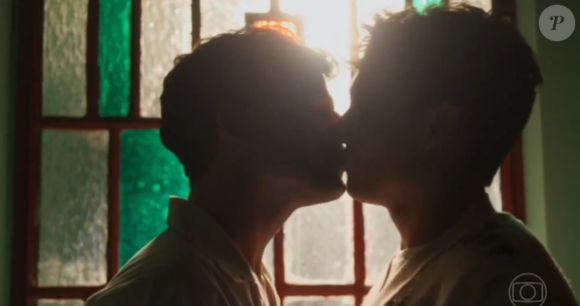 Guto e Vinícius: beijo na novela 'Garota do Momento' foi criticado na web pela rápida duração: 'Dois segundos'