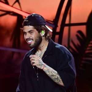 "Seja intenso ou não seja nada, nunca seja morno. Se você ver um homenzinho morno, fala assim: vou sair desse cara", disparou Zé Felipe