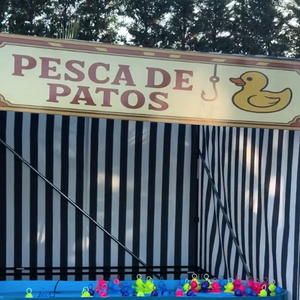 Entre os brinquedos estavam diversas barracas, como jogo do arco e jogo de pesca
