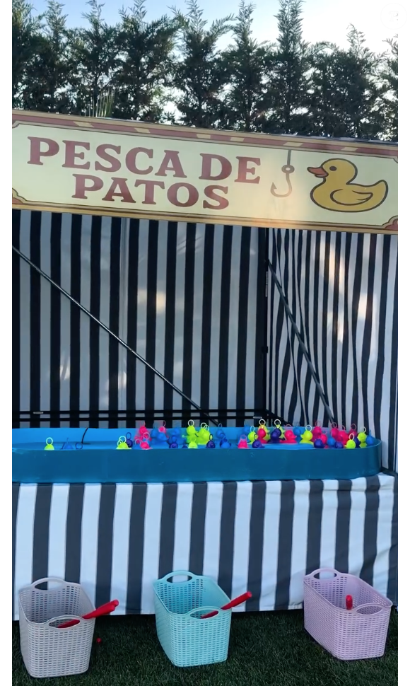 Entre os brinquedos estavam diversas barracas, como jogo do arco e jogo de pesca