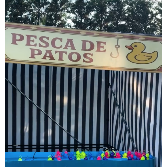 Entre os brinquedos estavam diversas barracas, como jogo do arco e jogo de pesca