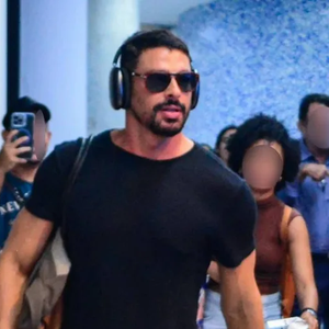 Conforme informações publicadas pelo Todo Noticias, a redução dos sons externos durante uma caminhada pode modificar a maneira como uma pessoa vivencia o espaço público. Com a música escolhida ganhando protagonismo, ruídos cotidianos, como conversas e sons de carros, deixam de ocupar o mesmo espaço na experiência auditiva