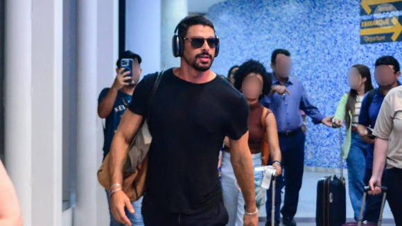 Conforme informações publicadas pelo Todo Noticias, a redução dos sons externos durante uma caminhada pode modificar a maneira como uma pessoa vivencia o espaço público. Com a música escolhida ganhando protagonismo, ruídos cotidianos, como conversas e sons de carros, deixam de ocupar o mesmo espaço na experiência auditiva
