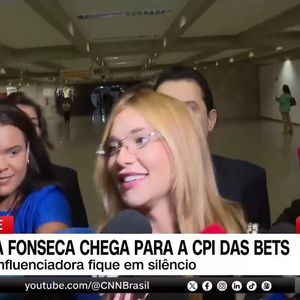 Ao chegar para prestar o depoimento na CPI das Bets, Virginia Fonseca estava usando óculos e moletom.