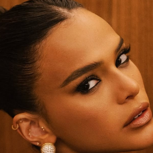 Com fenda no limite, Bruna Marquezine surge super-sexy em vestido de R$ 17 mil. Fotos e detalhes!