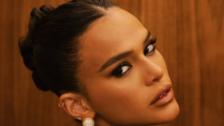 Com fenda no limite, Bruna Marquezine surge super-sexy em vestido grifado de R$ 17 mil. Fotos e detalhes!