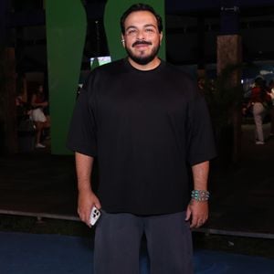 Luis Lobianco: O ator priorizou o conforto com um caimento monocromático e moderno, composto por uma camiseta preta oversized de mangas meia-estação e calça de moletom cinza-chumbo de modelagem larga. Nos pés, o destaque ficou por conta dos sapatos pretos estilo oxford com detalhes brancos e solado tratorado grosso