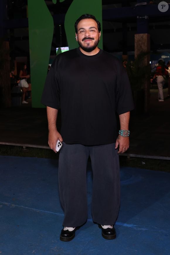 Luis Lobianco: O ator priorizou o conforto com um caimento monocromático e moderno, composto por uma camiseta preta oversized de mangas meia-estação e calça de moletom cinza-chumbo de modelagem larga. Nos pés, o destaque ficou por conta dos sapatos pretos estilo oxford com detalhes brancos e solado tratorado grosso