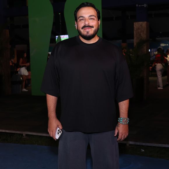Luis Lobianco: O ator priorizou o conforto com um caimento monocromático e moderno, composto por uma camiseta preta oversized de mangas meia-estação e calça de moletom cinza-chumbo de modelagem larga. Nos pés, o destaque ficou por conta dos sapatos pretos estilo oxford com detalhes brancos e solado tratorado grosso