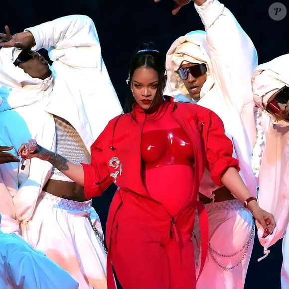 Longe de turnês há cerca de 10 anos, Rihanna virou assunto após Shakira reviver parceria musical dias antes do aguardado show em Copacabana
