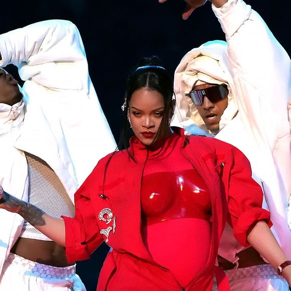 Longe de turnês há cerca de 10 anos, Rihanna virou assunto após Shakira reviver parceria musical dias antes do aguardado show em Copacabana