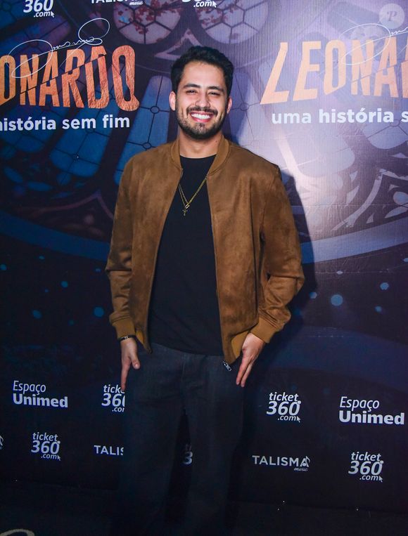 Filho de Leonardo, Matheus Vargas também foi ao show do pai famoso, em espetáculo que marca os 40 anos de carreira do cantor