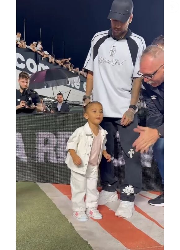 Filha de Neymar, Mavie imitou o pai famoso e fez caretas, caras e bocas antes do jogo contra o Corinthians