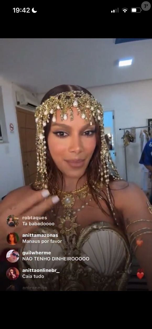 Anitta fez nova live nesta terça-feira (22) com o rosto aparentemente 'desinchado' e mais natural