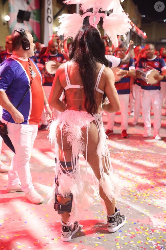 Gracyanne Barbosa usou look recortado e com plumas para mini desfile da União da Ilha do Governador em 6 de dezembro de 2025