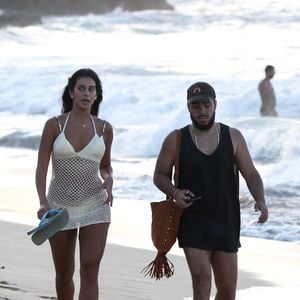 Saída de praia de crochê valorizou look de moda praia da ex-BBB Alane Dias