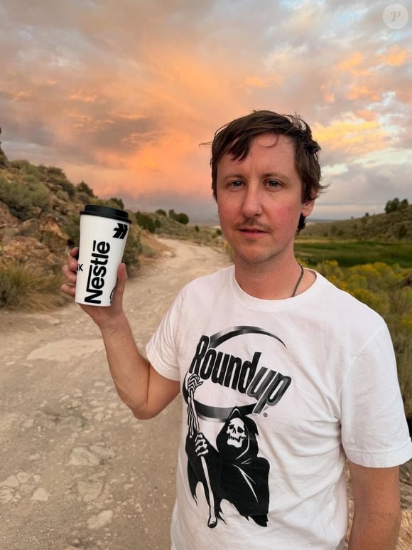Na vida real, Johnny Pemberton mantém o cabelo mais escuro e a aparência pouco diferente