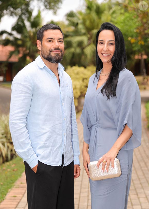 Pedro Andrade, namorado de Sandy, marcou presença no casamento com uma parente. A moça optou por um look mais despojado e 'leve', porém, também elegante. A cor mais neutra pode ser uma ótima opção para quem preza pela discrição