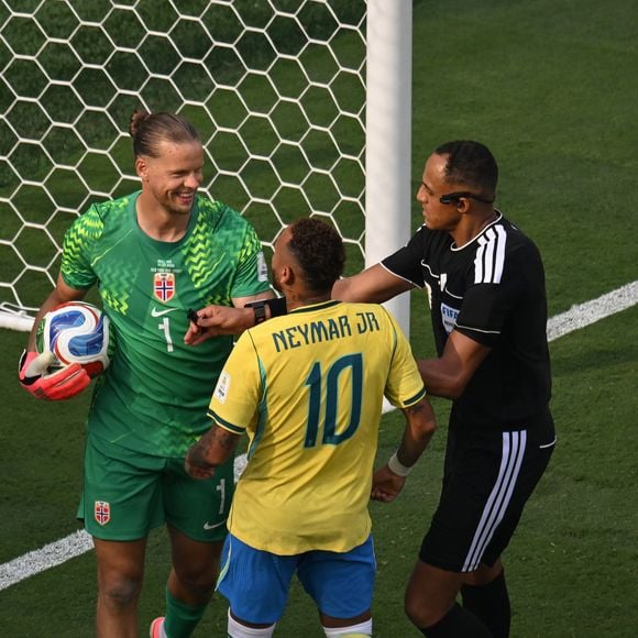 Após Brasil x Noruega, um falso pedido de desculpas de Ørjan Nyland a Neymar tomou conta das redes. Descubra o que realmente aconteceu