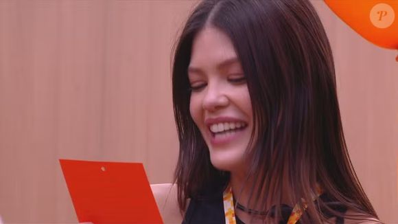 Na sua primeira visita ao Apê do Líder, Vitória estava radiante. A atriz ficou emocionada com as fotos ao lado do namorado Daniel Rocha e mal sabia que a noite ficaria ainda mais especial