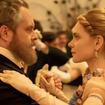 Hoje na Netflix, uma minissérie de época com apenas seis episódios: baseada em um romance e com 2,5 milhões de visualizações em uma semana
