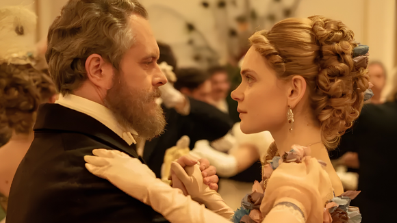 Hoje na Netflix, uma minissérie de época com apenas seis episódios: baseada em um romance e com 2,5 milhões de visualizações em uma semana