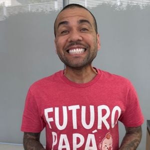Daniel Alves ganhou homenagem da mulher, Joana Sanz, um mês após modelo revelar primeira gravidez: 'Futuro papai'