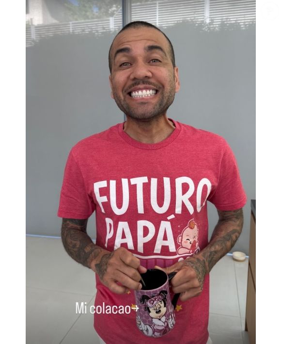 Daniel Alves ganhou homenagem da mulher, Joana Sanz, um mês após modelo revelar primeira gravidez: 'Futuro papai'