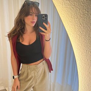 Alice Wegmann confundiu seguidores ao tirar algumas selfies no espelho 