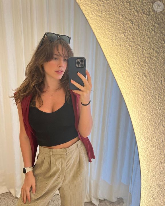 Alice Wegmann confundiu seguidores ao tirar algumas selfies no espelho 
