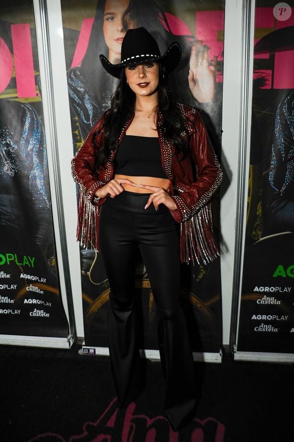 Preto e vinho apareceram em peças estilosas neste look de Ana Castela