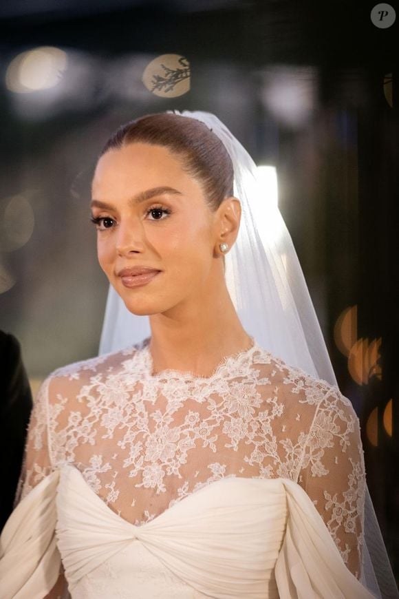 Vestido de Giovanna Lancellotti foi feito de renda francesa, destacando seu colo em transparência