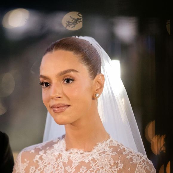 Vestido de Giovanna Lancellotti foi feito de renda francesa, destacando seu colo em transparência