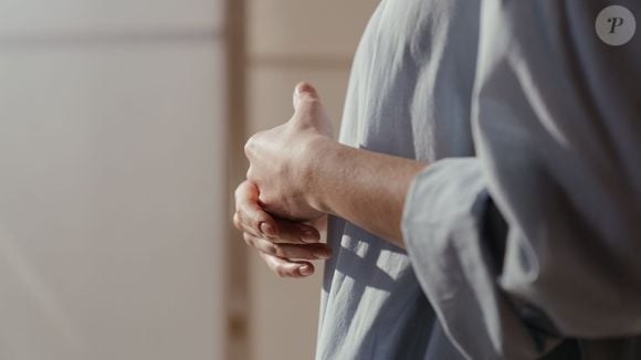 Quando as mãos estão entrelaçadas, mas relaxadas, a linguagem corporal aponta para um estado de introspecção, segundo Eva García Ruiz