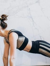 O exercício de pilates que ajuda a reduzir a cintura depois dos 40 anos