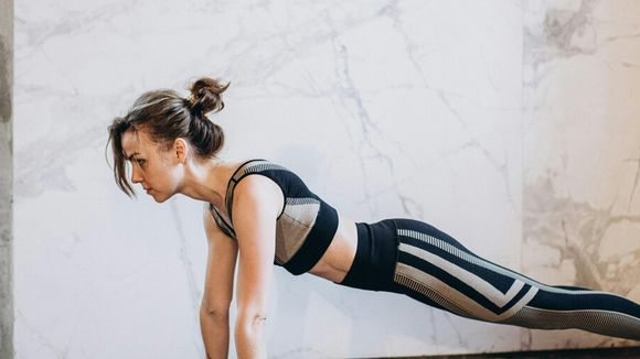 O exercício de pilates que ajuda a reduzir a cintura depois dos 40 anos