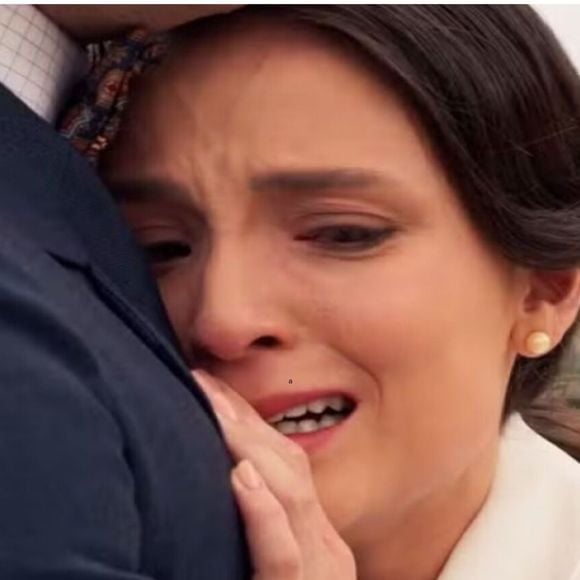 Estela volta para os braços de Celso no final da novela