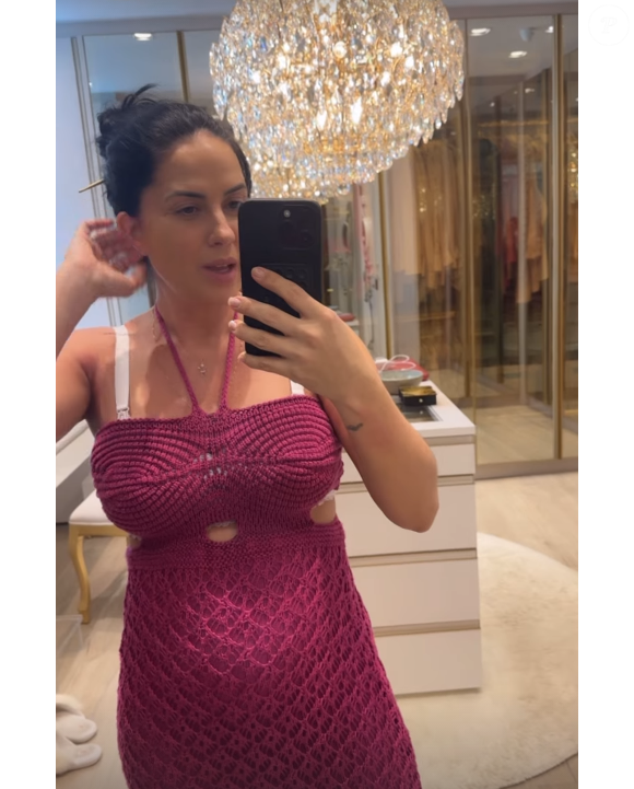 Esposa de Zezé Di Camargo disse ainda não estar cabendo nas roupas antigas e que as da gravidez estão muito largas