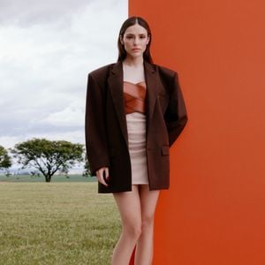 Estrela da campanha de inverno da Arezzo, Isabelle Drummond revela que o sapato é o ponto de partida do look