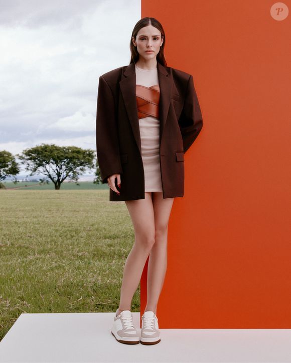 Estrela da campanha de inverno da Arezzo, Isabelle Drummond revela que o sapato é o ponto de partida do look