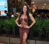 Gracyanne Barbosa exibe barriga sarada em vestido marrom com tendência cut-out