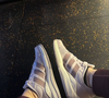 A cor cinza que lembra um coala é um dos destaques do Dropset Base, da Adidas. Com uma tonalidade que remete à pelagem desse animal, o tênis aposta em uma proposta discreta e versátil para acompanhar looks de academia com leggings, camisetas básicas, tops e shorts esportivos
