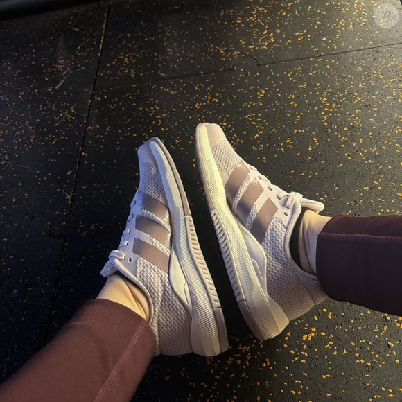 A cor cinza que lembra um coala é um dos destaques do Dropset Base, da Adidas. Com uma tonalidade que remete à pelagem desse animal, o tênis aposta em uma proposta discreta e versátil para acompanhar looks de academia com leggings, camisetas básicas, tops e shorts esportivos